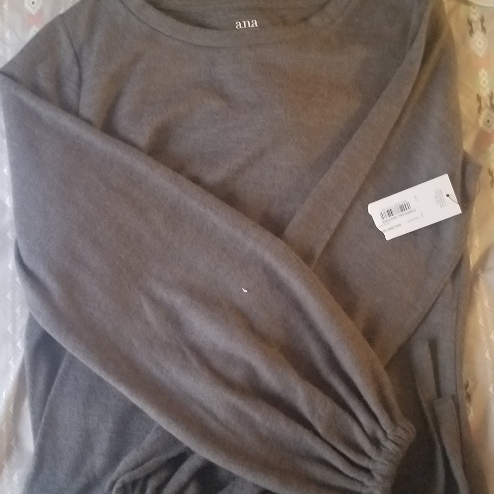 Sweater w detailed loose long arm sleeves